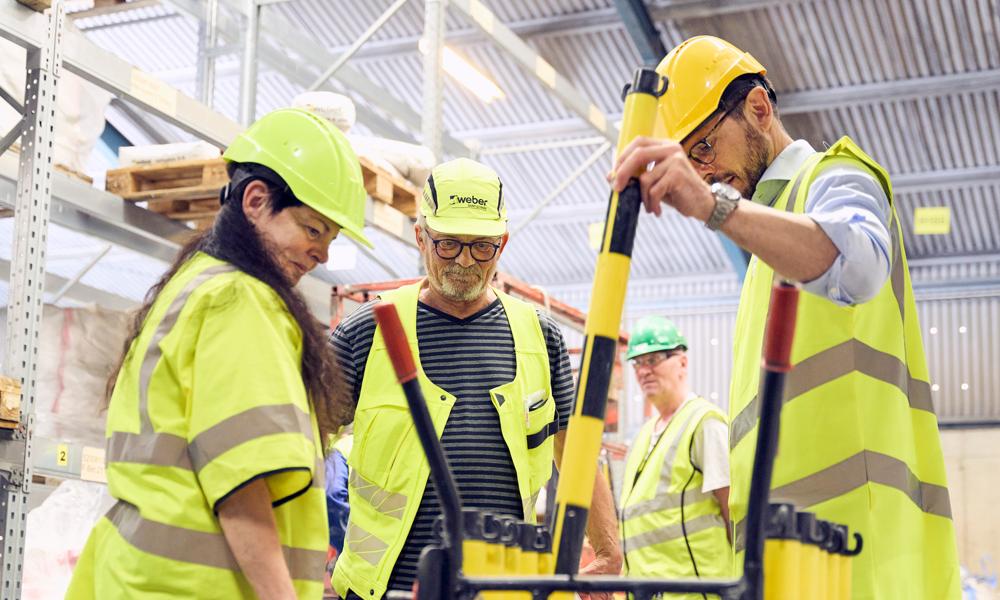Mick Schou Rasmussen (th), CEO for Saint-Gobain Denmark, deltog på lige fod med medarbejderne i de planlagte workshops, der blandt andet tog udgangspunkt i sundhed og bevægelse, i sikker færdsel og i arbejde i højden Mick Schou Rasmussen (th), CEO for Saint-Gobain Denmark, deltog på lige fod med medarbejderne i de planlagte workshops, der blandt andet tog udgangspunkt i sundhed og bevægelse, i sikker færdsel og i arbejde i højden