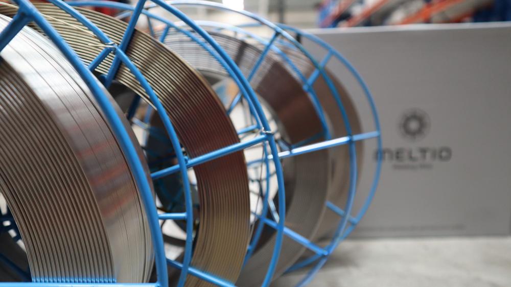 Med Meltio-maskinene kan man benytte ubegrenset tredjeparts råvaremateriale eller kvalifiserte Meltio trådmaterialer som sikrer brukeropplevelsen. Med Meltio-maskinene kan man benytte ubegrenset tredjeparts råvaremateriale eller kvalifiserte Meltio trådmaterialer som sikrer brukeropplevelsen.