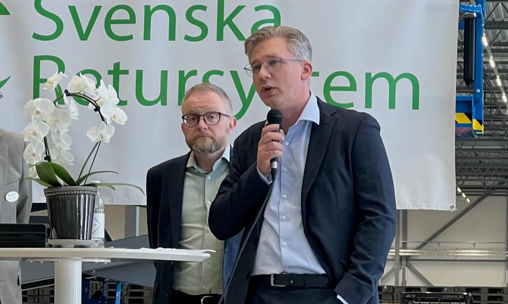 Anders Jaresjö, chief operations officer, vid Svenska Retursystem. I bakgrunden Hans Byström, inköpschef vid SRS. Anders Jaresjö, chief operations officer, vid Svenska Retursystem. I bakgrunden Hans Byström, inköpschef vid SRS.