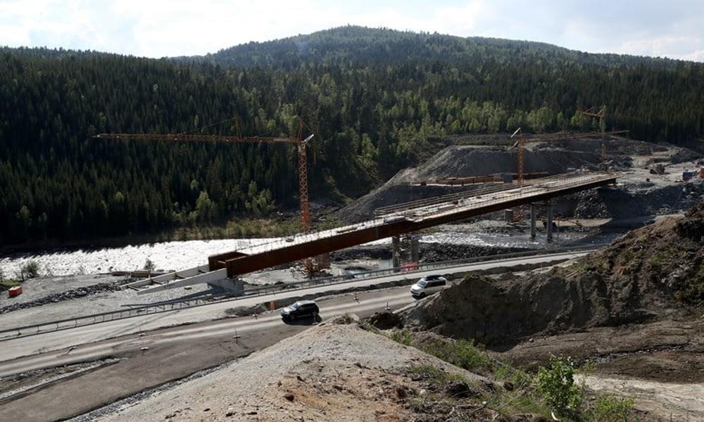 Jekket på plass: Denne stålbrua ble jekket på plass, over elva Tunna, i løpet av to arbeidsdager 23. og 24. mai i år. Brua er 150 meter lang, det lengste spennet er 55 meter. Arbeidet ble utført av firmaet Norbridge. Jekket på plass: Denne stålbrua ble jekket på plass, over elva Tunna, i løpet av to arbeidsdager 23. og 24. mai i år. Brua er 150 meter lang, det lengste spennet er 55 meter. Arbeidet ble utført av firmaet Norbridge.