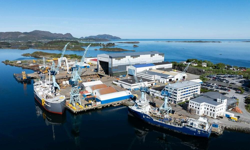 Kompakt: Ulstein Verft i mai 2024, er et nybygg og et ombyggingsprosjekt plassert ved kai. Et annet nybyggprosjekt er inne i dokkhallen, mens et klassefornyelsesprosjekt snart skal plasseres i ytterdokken. Kompakt: Ulstein Verft i mai 2024, er et nybygg og et ombyggingsprosjekt plassert ved kai. Et annet nybyggprosjekt er inne i dokkhallen, mens et klassefornyelsesprosjekt snart skal plasseres i ytterdokken.