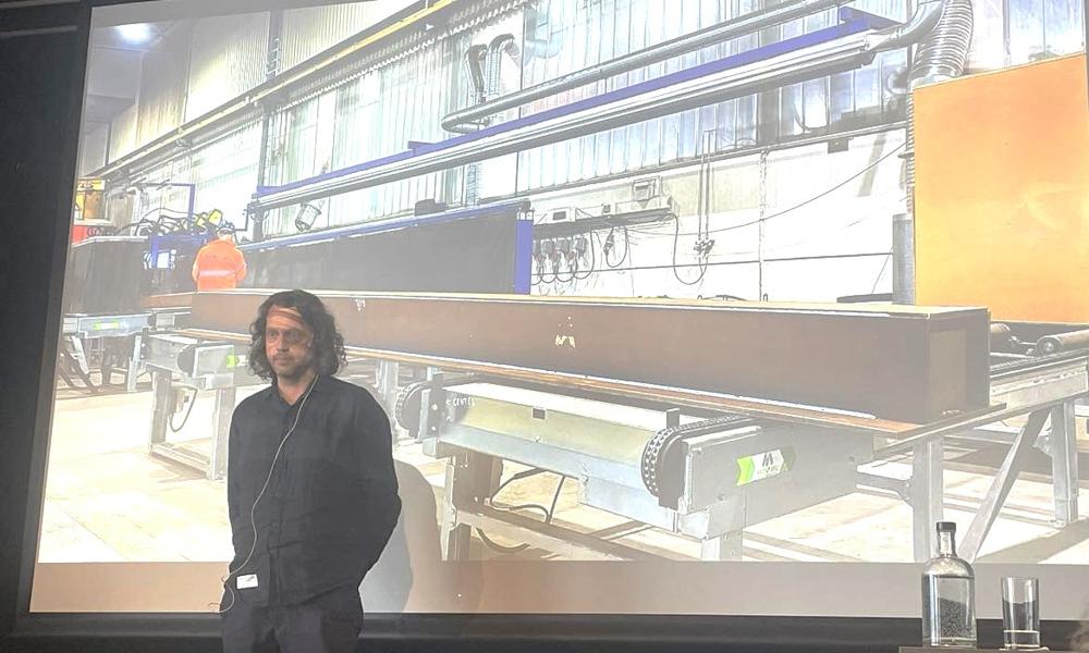 -De lo av oss først, men da det viste seg at det ombrukte stålet faktisk kan brukes i byggebransjen, stilnet latteren, sa Nordic Circles-gründer John Jacobsen på Offshore- og energidagen. -De lo av oss først, men da det viste seg at det ombrukte stålet faktisk kan brukes i byggebransjen, stilnet latteren, sa Nordic Circles-gründer John Jacobsen på Offshore- og energidagen.