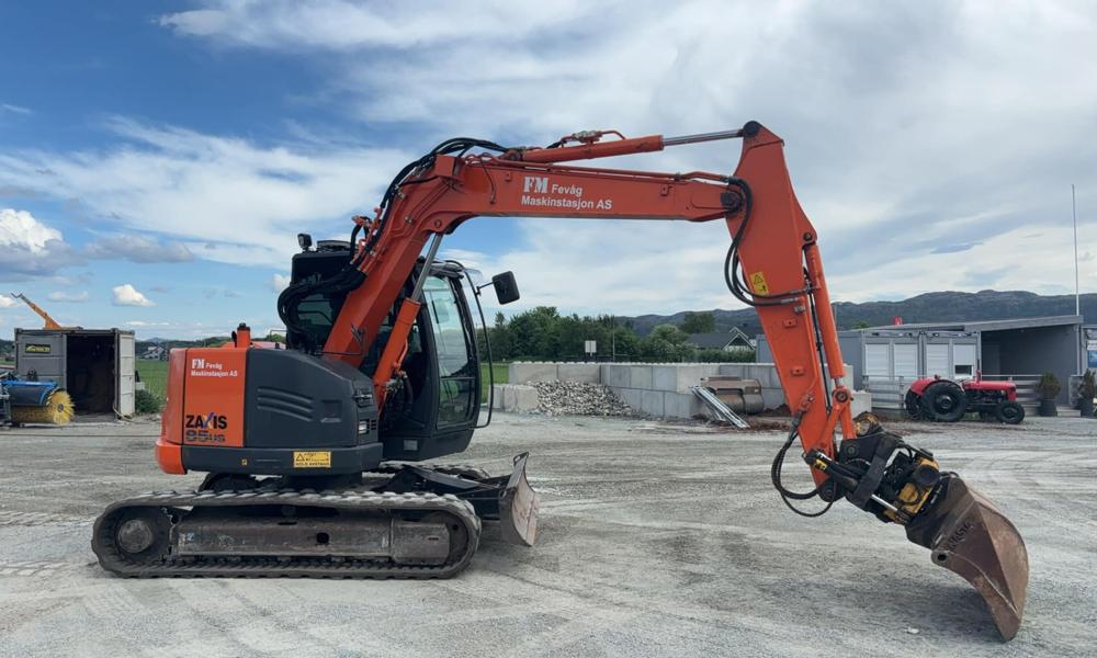 Ny ZAXIS 5-serie med kort bakre svingradius fra Hitachi til Fevåg maskinstasjon AS. Ny ZAXIS 5-serie med kort bakre svingradius fra Hitachi til Fevåg maskinstasjon AS.