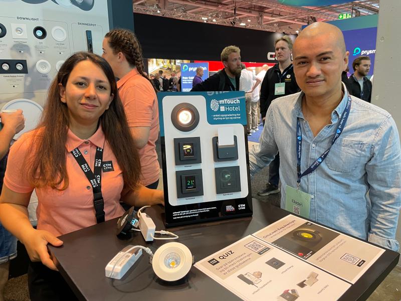Industridesigner Parisa Ebadat (CTM Lyng) og produktansvarlig CEBICO Doan Le (Norske Skog Saugbrugs) under fremvisningen av downligthen «Evig» på Eliaden. Industridesigner Parisa Ebadat (CTM Lyng) og produktansvarlig CEBICO Doan Le (Norske Skog Saugbrugs) under fremvisningen av downligthen «Evig» på Eliaden.