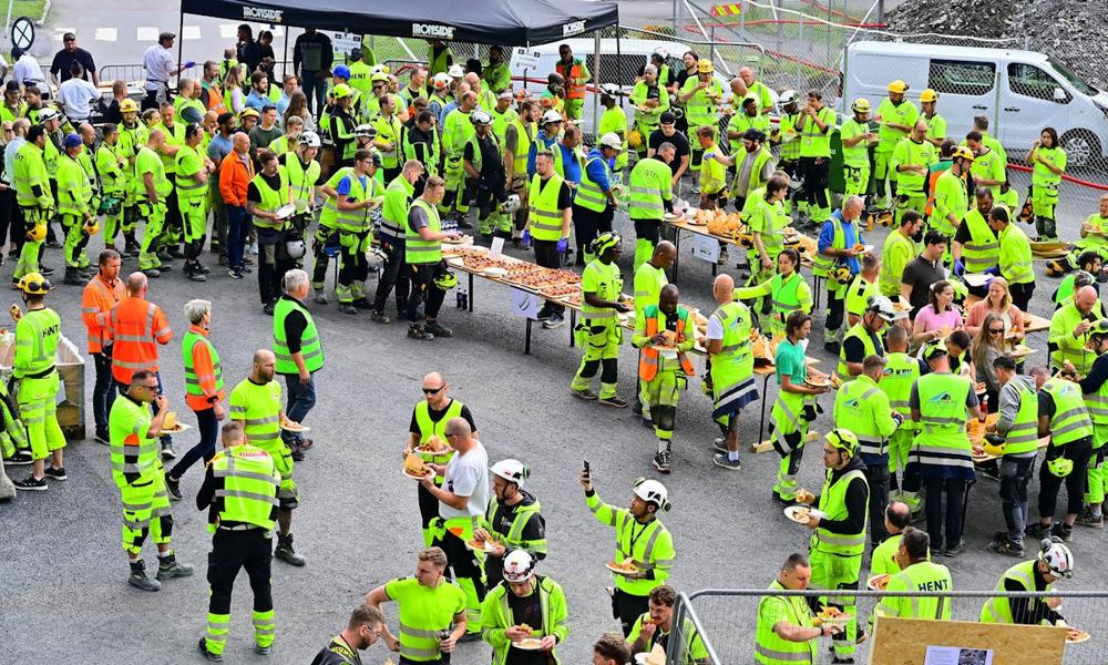 Rundt 700 personar var samlet til kranselag på byggeplassen onsdag 29. mai for å feire milepælen. Rundt 700 personar var samlet til kranselag på byggeplassen onsdag 29. mai for å feire milepælen.