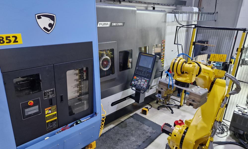 En DN Solutions SMX 3100L er utstyrt med måling i maskin og en kraftig robot sørger for ubemannet produksjon. En DN Solutions SMX 3100L er utstyrt med måling i maskin og en kraftig robot sørger for ubemannet produksjon.