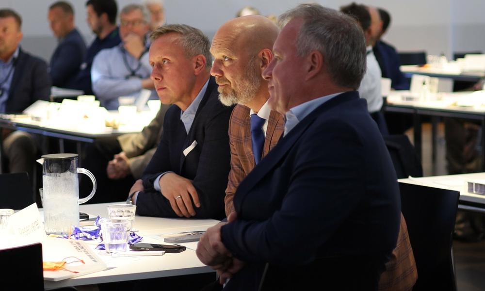 Søren Ulstrup (tættest på kameraet) har i 12 år siddet som formand for Plastindustriens bestyrelse. 15. maj takker han af. På billedet sidder han med Plastindustriens næstformand Michael Bayer Thomsen (tv) og adm. direktør Thomas Drustrup (midten). Den nye bestyrelse med en ny formand konstituerer sig på Plastdagen den 15. maj. Søren Ulstrup (tættest på kameraet) har i 12 år siddet som formand for Plastindustriens bestyrelse. 15. maj takker han af. På billedet sidder han med Plastindustriens næstformand Michael Bayer Thomsen (tv) og adm. direktør Thomas Drustrup (midten). Den nye bestyrelse med en ny formand konstituerer sig på Plastdagen den 15. maj.