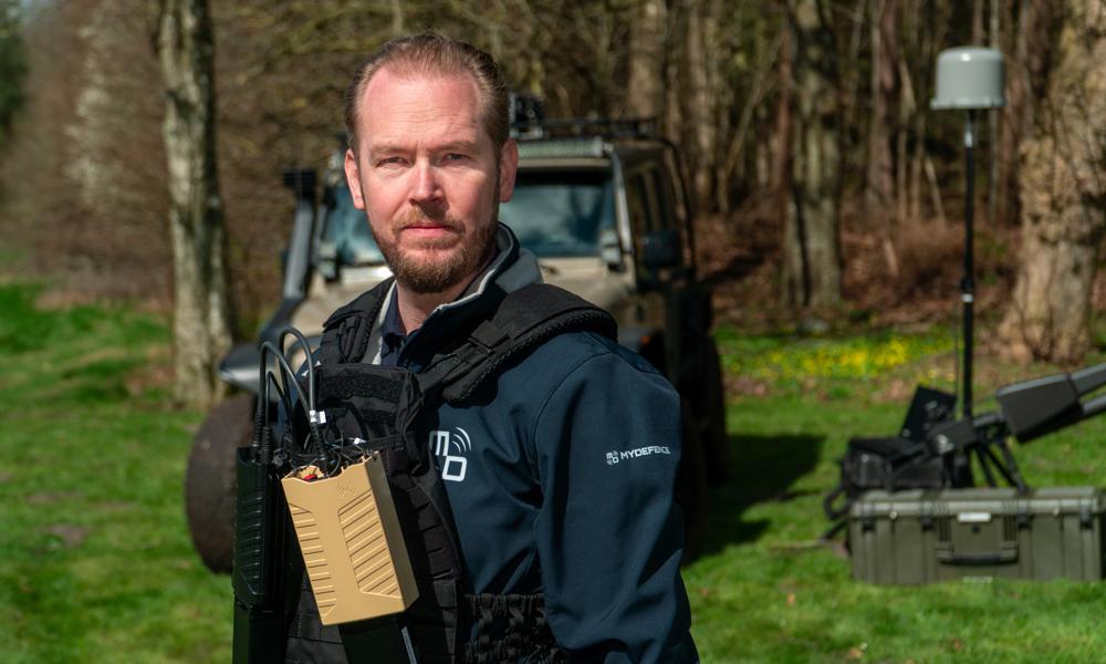 Dan Hermansen, direktør i Mydefence, bærer her en af selskabets jammere. Dan Hermansen, direktør i Mydefence, bærer her en af selskabets jammere.