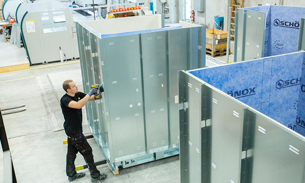 Green Box har produktion i Aulum. Her fremstiller selskabet omkring 4.000 - 4.500 badeværelser og -kabiner årligt. Green Box har produktion i Aulum. Her fremstiller selskabet omkring 4.000 - 4.500 badeværelser og -kabiner årligt.