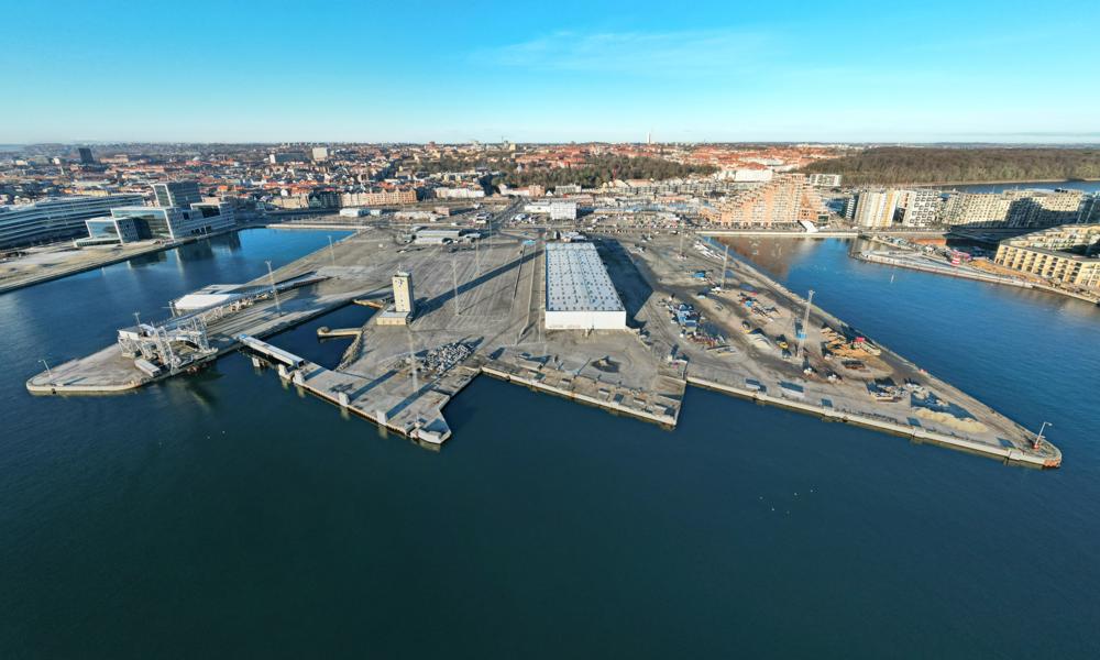Pier 3 på Aarhus Ø, hvor Molslinjen havde færgeterminal, skal nu udvikles til en ny bydel. Pier 3 på Aarhus Ø, hvor Molslinjen havde færgeterminal, skal nu udvikles til en ny bydel.
