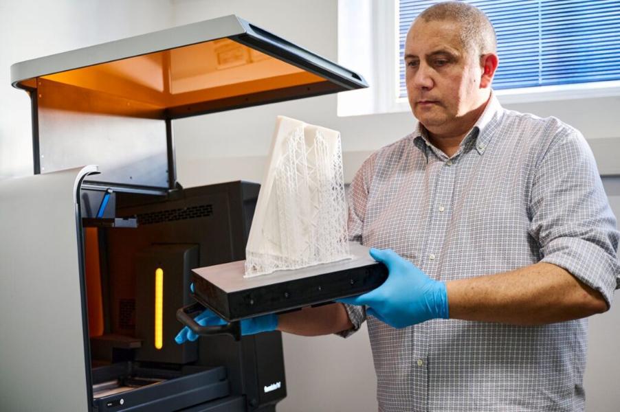 Stefano Cademartiri med den 3D-printede formen. Etter at bærematerialet er fjernet, kreves det noe etterbehandling i form av polering før formen kan tas i bruk. Stefano Cademartiri med den 3D-printede formen. Etter at bærematerialet er fjernet, kreves det noe etterbehandling i form av polering før formen kan tas i bruk.