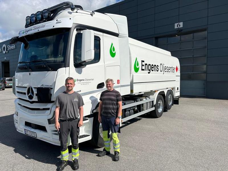 Bertel O. Steen Lastebil & Buss på Hamar har levert ny Actros 2553L til Engens Oljesenter. Fv. Anders Seberg og sjåføren Bjørn Erik Skogli. Bertel O. Steen Lastebil & Buss på Hamar har levert ny Actros 2553L til Engens Oljesenter. Fv. Anders Seberg og sjåføren Bjørn Erik Skogli.
