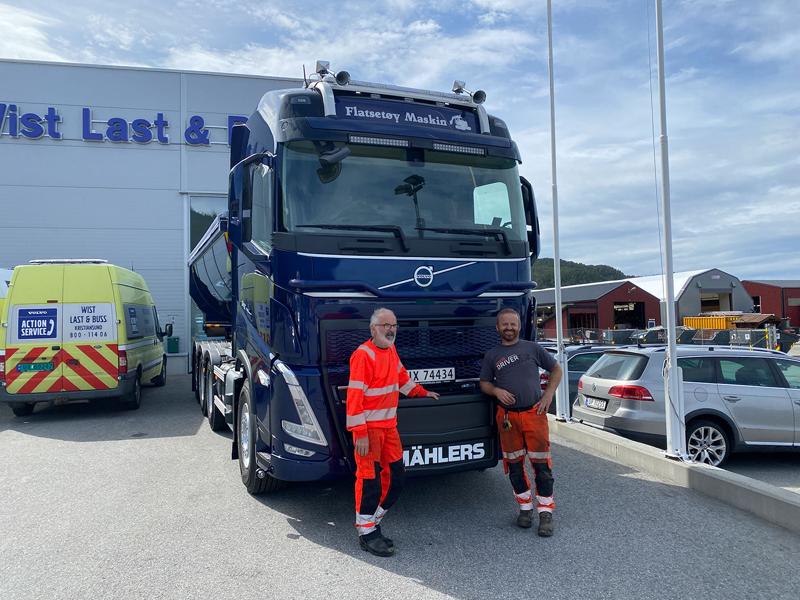 Firmaets eiere, far og sønn, med den nye krokbilen. Fv. Ivar Bjarne Flatsetøy, flankert av daglig leder Espen Flatsetøy. De to eier like deler av firmaet. Firmaets eiere, far og sønn, med den nye krokbilen. Fv. Ivar Bjarne Flatsetøy, flankert av daglig leder Espen Flatsetøy. De to eier like deler av firmaet.