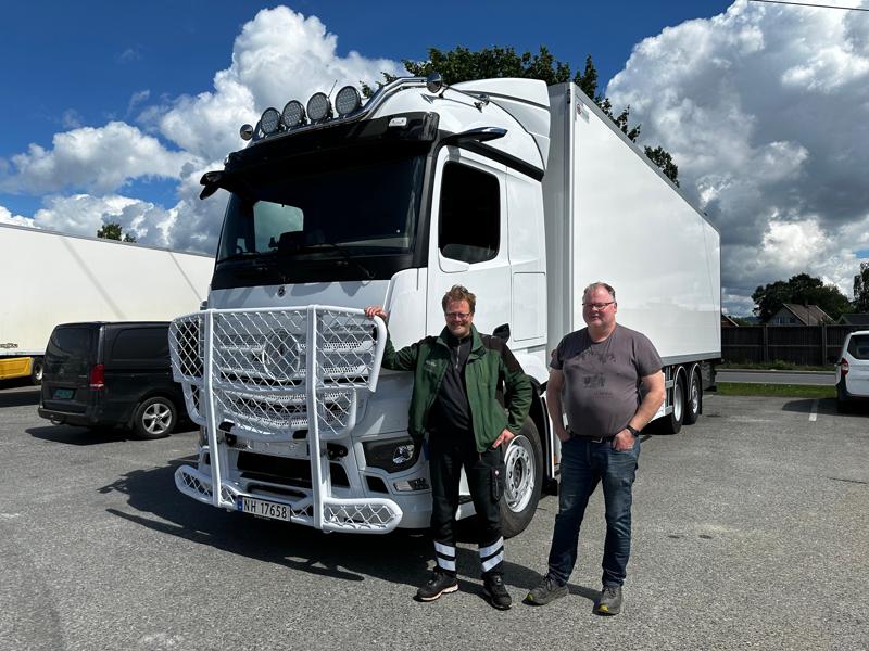 Bertel O. Steen Lastebil og Buss Avd. Skien har levert ny kjølebil til E. Aarhus. Disse to sjåførene skal bruke bilen. Fv. John Vale og Paal Thorsen. Bertel O. Steen Lastebil og Buss Avd. Skien har levert ny kjølebil til E. Aarhus. Disse to sjåførene skal bruke bilen. Fv. John Vale og Paal Thorsen.