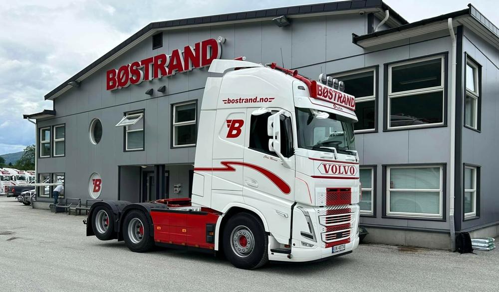 Trucknor Sogn og Fjordane AS har levert ny trekkvogn til Bøstrand Transport AS på Ørsta. Bilen er en Volvo FH500 TC med dual clutch. Trucknor Sogn og Fjordane AS har levert ny trekkvogn til Bøstrand Transport AS på Ørsta. Bilen er en Volvo FH500 TC med dual clutch.