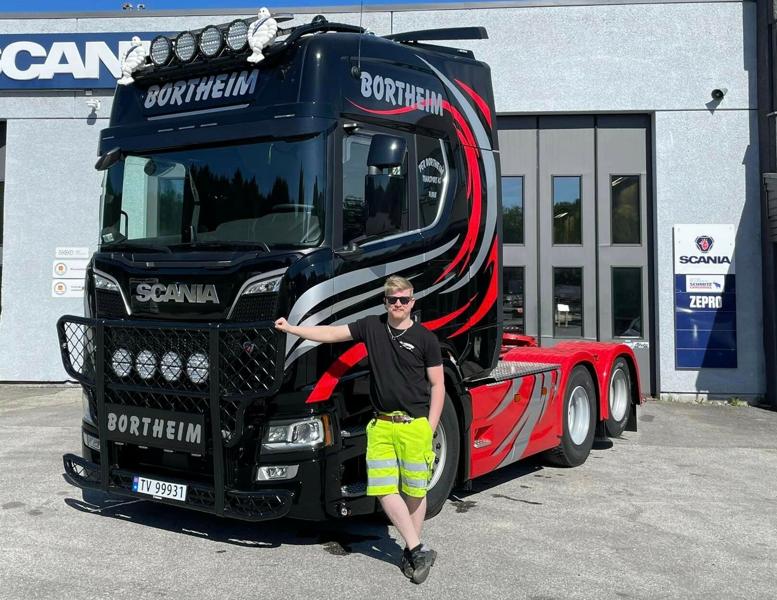 Norsk Scania Førde har levert ny trekkvogn, en Scania R660 A6x2NB, til Per Bortheim Transport. Kristian Norbø er sjåføren som sakal bruke den. Norsk Scania Førde har levert ny trekkvogn, en Scania R660 A6x2NB, til Per Bortheim Transport. Kristian Norbø er sjåføren som sakal bruke den.
