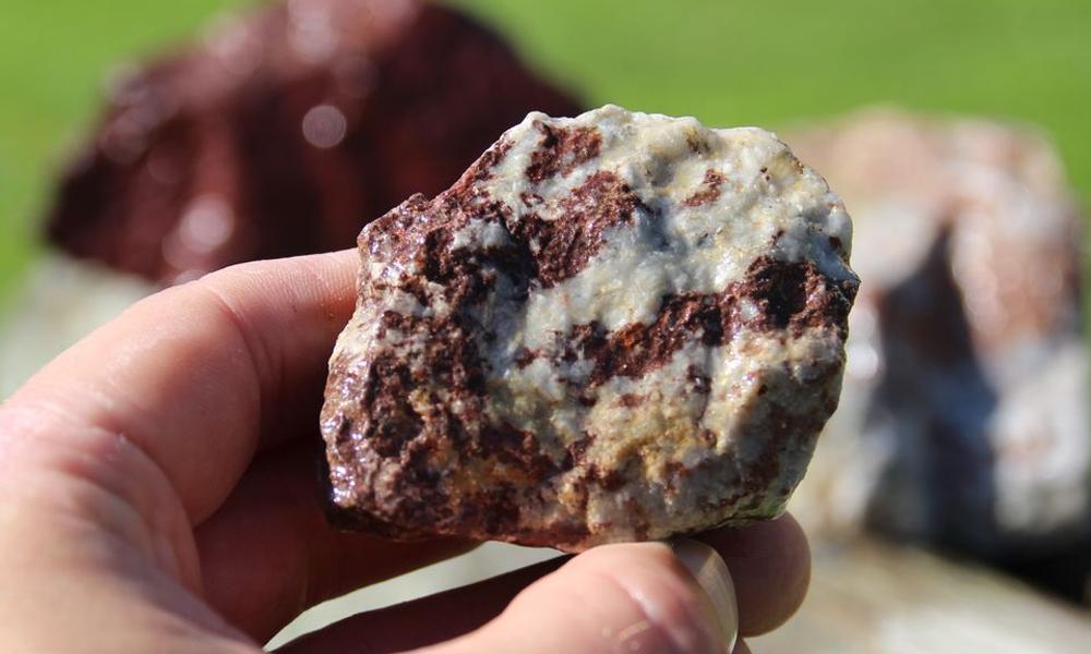 Sjeldne bergarter: Bildet viser bergarten som inneholder sjeldne jordarter i Fensfeltet. Bergarten kalles gjerne rauhuagitt, men det tekniske navnet er jern-dolomitt-karbonatti (FDC) Sjeldne bergarter: Bildet viser bergarten som inneholder sjeldne jordarter i Fensfeltet. Bergarten kalles gjerne rauhuagitt, men det tekniske navnet er jern-dolomitt-karbonatti (FDC)