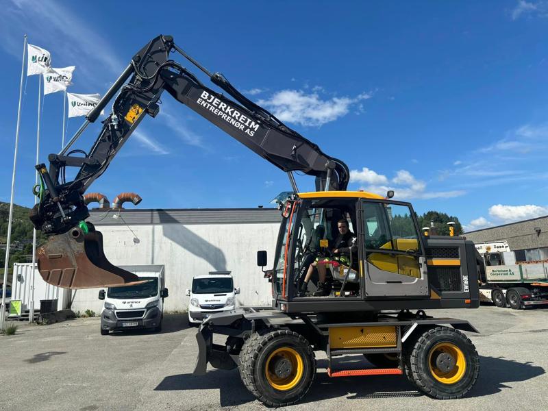 Kjøpte brukt: Volvo Maskin Service avd. Stavanger og Hella maskin har levert en brukt Volvo EW160E til Bjerkreim Entreprenør As Kjøpte brukt: Volvo Maskin Service avd. Stavanger og Hella maskin har levert en brukt Volvo EW160E til Bjerkreim Entreprenør As