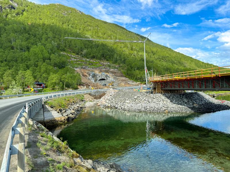 Brattfjelltunnelen går mellom Løbergsbukta og Våtvoll i Gullesfjorden i Kvæfjord. Tunnelen ligger på parsellen vest for Fiskefjordtunnelen, som Hæhre bygger på oppdrag fra Skanska. Brattfjelltunnelen går mellom Løbergsbukta og Våtvoll i Gullesfjorden i Kvæfjord. Tunnelen ligger på parsellen vest for Fiskefjordtunnelen, som Hæhre bygger på oppdrag fra Skanska.