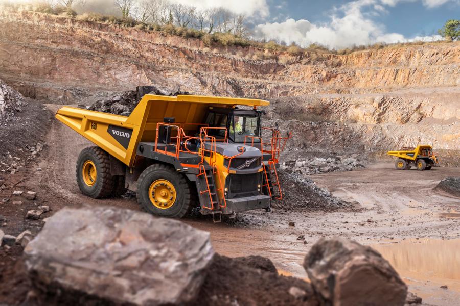 Tipptruck eller dumper? Omständigheterna avgör vilken maskin som passar bäst på arbetsplatsen. Tipptruck eller dumper? Omständigheterna avgör vilken maskin som passar bäst på arbetsplatsen.