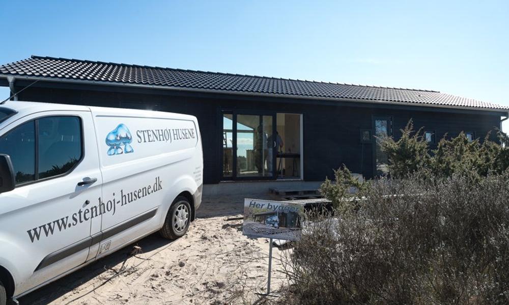 Stenhøj Husene, som bygger fritids- og sommerhuse, skæpper godt i kassen hos ejerkoncernen, M+ Invest. Stenhøj Husene, som bygger fritids- og sommerhuse, skæpper godt i kassen hos ejerkoncernen, M+ Invest.