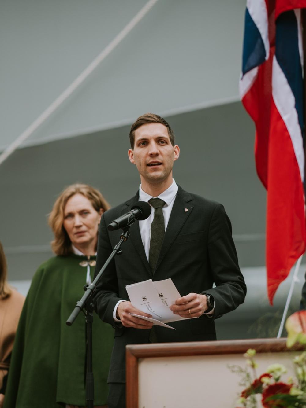Ærefullt oppdrag: Klima- og miljøminister Andreas Bjelland Eriksen fikk det ærefulle oppdraget med å døpe KV Ærefullt oppdrag: Klima- og miljøminister Andreas Bjelland Eriksen fikk det ærefulle oppdraget med å døpe KV