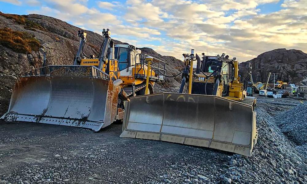 Lesja Bulldozerlag har både en Liebherr PR766 på 54 tonn og Cat D6T på 20 tonn. Lesja Bulldozerlag har både en Liebherr PR766 på 54 tonn og Cat D6T på 20 tonn.
