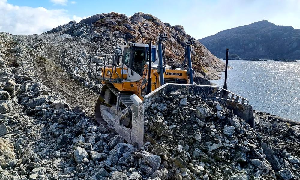 Thomas André Green er maskinfører på blant annet en Liebherr PR766. Her i arbeid på FV606 Ytre Steinsund i Solund. Thomas André Green er maskinfører på blant annet en Liebherr PR766. Her i arbeid på FV606 Ytre Steinsund i Solund.