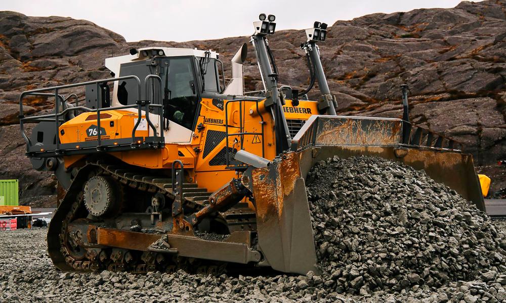 Liebherr PR766 i arbeid på FV606 Ytre Steinsund i Solund. Liebherr PR766 i arbeid på FV606 Ytre Steinsund i Solund.