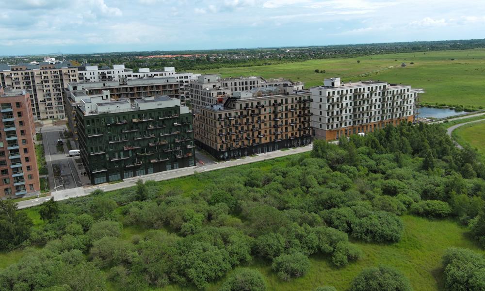 Beboerne i UN17 Village bor i første parket til Kalvebod Fælled på Ørestads Sydspids. Beboerne i UN17 Village bor i første parket til Kalvebod Fælled på Ørestads Sydspids.