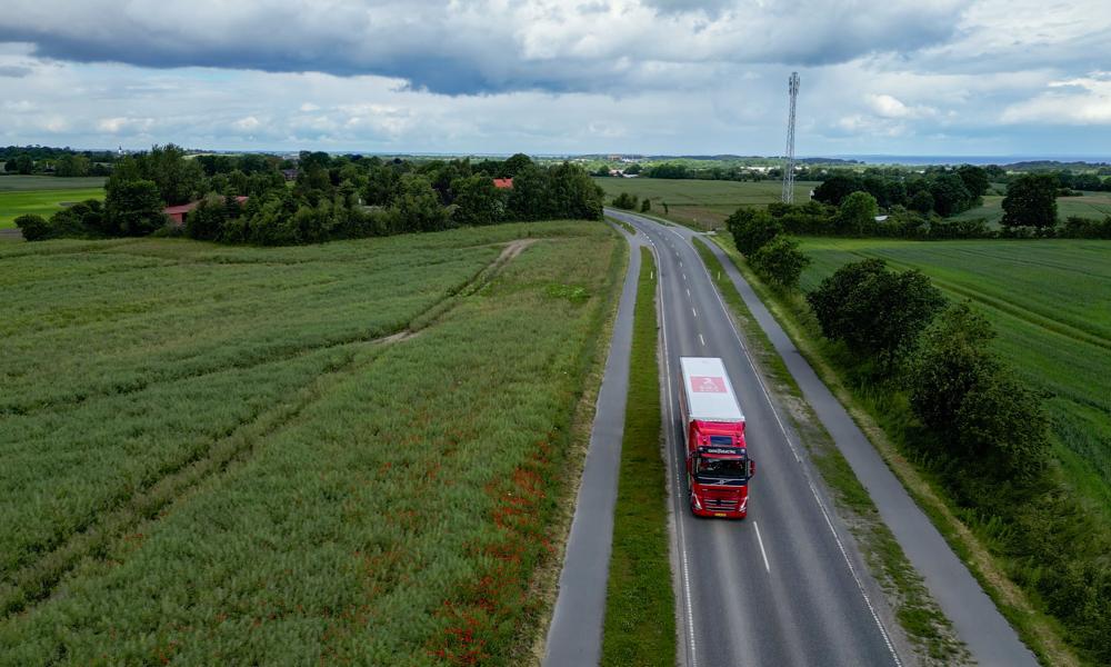Den elektriske Danfoss-lastbil er på vej fra Nordborg til Le Mans. Det er en tur på 1.300 km, så der skal lades flere gange undervejs! Den elektriske Danfoss-lastbil er på vej fra Nordborg til Le Mans. Det er en tur på 1.300 km, så der skal lades flere gange undervejs!