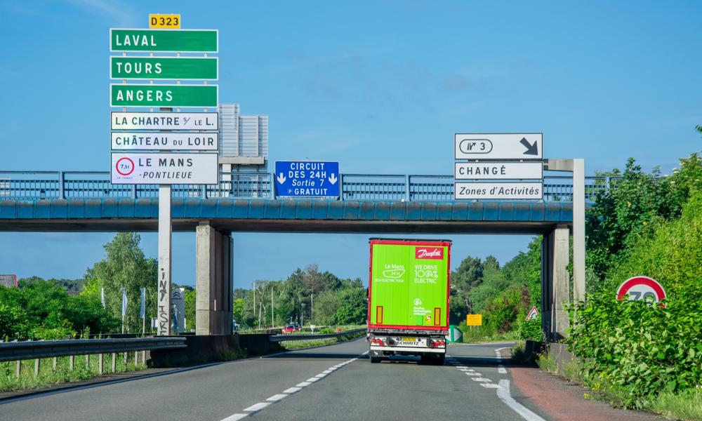 Danfoss - den elektriske lastbil er nu i Lemans. Den har kørt en tur på 1.300 km fra Danmark. Danfoss - den elektriske lastbil er nu i Lemans. Den har kørt en tur på 1.300 km fra Danmark.