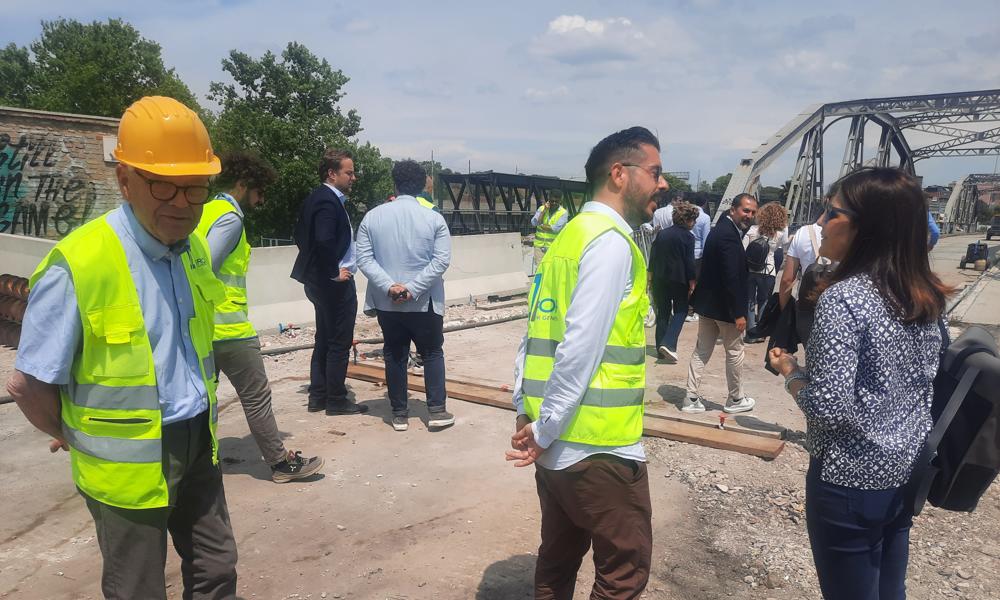 På befaring: Representanter fra Seabrokers på befaring på Industribrua i Roma. På befaring: Representanter fra Seabrokers på befaring på Industribrua i Roma.