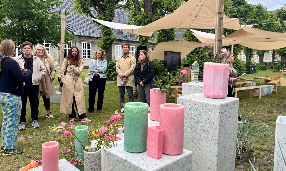 Smallrevolution udstillede designmøbler i genanvendt plast i Plastic Pavilion. Smallrevolution udstillede designmøbler i genanvendt plast i Plastic Pavilion.