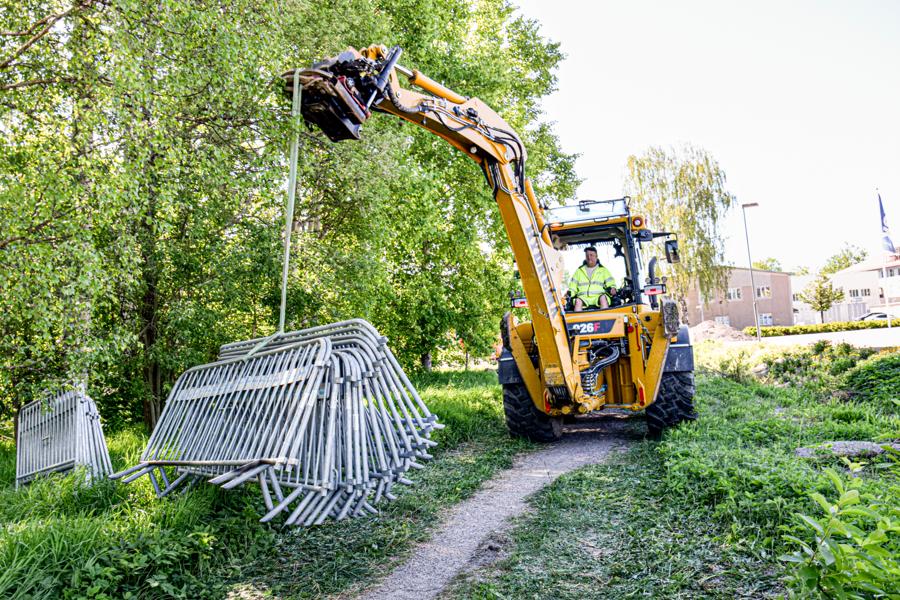 Ett gäng grindar ska ställas på plats innan man börjar gräva. Ett gäng grindar ska ställas på plats innan man börjar gräva.
