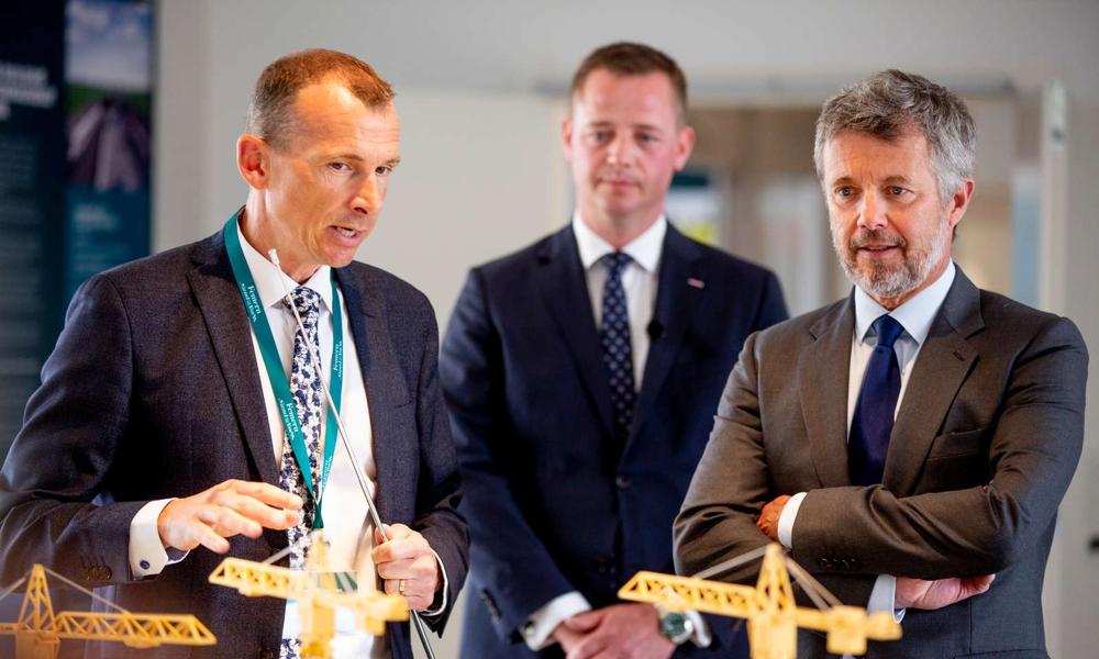 Mikkel Hemmingsen, adm. direktør i Sund & Bælt, viste en miniversion af byggeriet frem for kongen og fremhævede Femern-projektets betydning for dansk ingeniørkunst. Mikkel Hemmingsen, adm. direktør i Sund & Bælt, viste en miniversion af byggeriet frem for kongen og fremhævede Femern-projektets betydning for dansk ingeniørkunst.