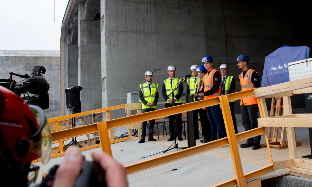 Andreas Madsen er procesoperatørlærling hos hovedentreprenøren Femern Link Contractors , og fik sammen med to medlærlinge lejlighed til at tale til kongen og til gæsterne. Hans budskab var, at flere unge tager springet ud i en erhvervsuddannelse. Andreas Madsen er procesoperatørlærling hos hovedentreprenøren Femern Link Contractors , og fik sammen med to medlærlinge lejlighed til at tale til kongen og til gæsterne. Hans budskab var, at flere unge tager springet ud i en erhvervsuddannelse.