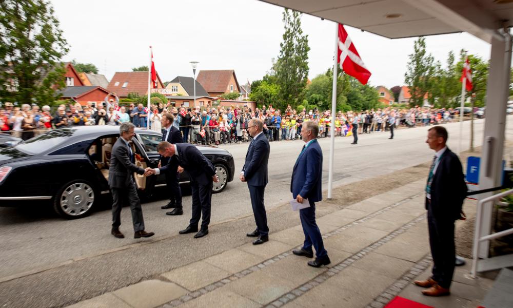 Kong Frederik ankommer til indvielsen af det første element i verdens længste sænketunnel, Femern-Bælt tunnelen. Kong Frederik ankommer til indvielsen af det første element i verdens længste sænketunnel, Femern-Bælt tunnelen.