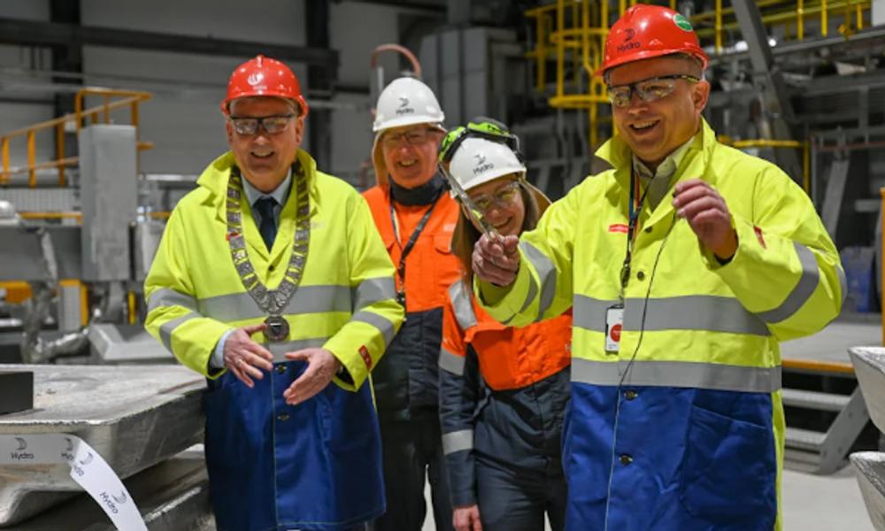 Åpning: Finansminister Trygve Slagsvold Vedum åpnet det nye resirkuleringsanlegget i Høyanger i april 2024. Anlegget er det første av sitt slag i Norden og har kapasitet til å håndtere 36.000 tonn aluminiumsskrap i året. Åpning: Finansminister Trygve Slagsvold Vedum åpnet det nye resirkuleringsanlegget i Høyanger i april 2024. Anlegget er det første av sitt slag i Norden og har kapasitet til å håndtere 36.000 tonn aluminiumsskrap i året.