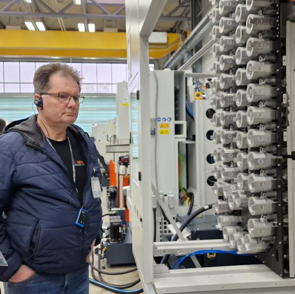 Daglig leder i PMV Service AS, Per Mobeck, under omvisning i montasjeavdelingen i Spinner-fabrikken i Sauerlach, Tyskland. Daglig leder i PMV Service AS, Per Mobeck, under omvisning i montasjeavdelingen i Spinner-fabrikken i Sauerlach, Tyskland.