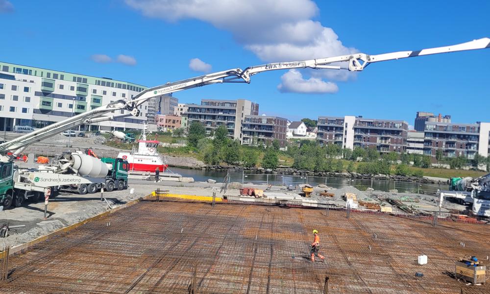 Sandnes & Jærbetong støpte plate til Kanaltunet boligkompleks i Stavanger for Veidekke Entreprenør AS. Tre pumper bidro til at de fikk ut 100 kubikk i timen. Totalt skulle 770 kubikk støpes. Sandnes & Jærbetong støpte plate til Kanaltunet boligkompleks i Stavanger for Veidekke Entreprenør AS. Tre pumper bidro til at de fikk ut 100 kubikk i timen. Totalt skulle 770 kubikk støpes.