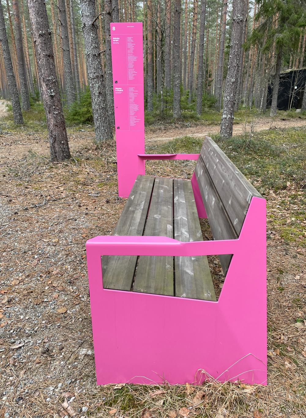 Diktsti: Det er etablert en diktsti med dikt av Hans Børli rundt fabrikken. Her er det også utplassert møbler produsert ved fabrikken. Diktsti: Det er etablert en diktsti med dikt av Hans Børli rundt fabrikken. Her er det også utplassert møbler produsert ved fabrikken.