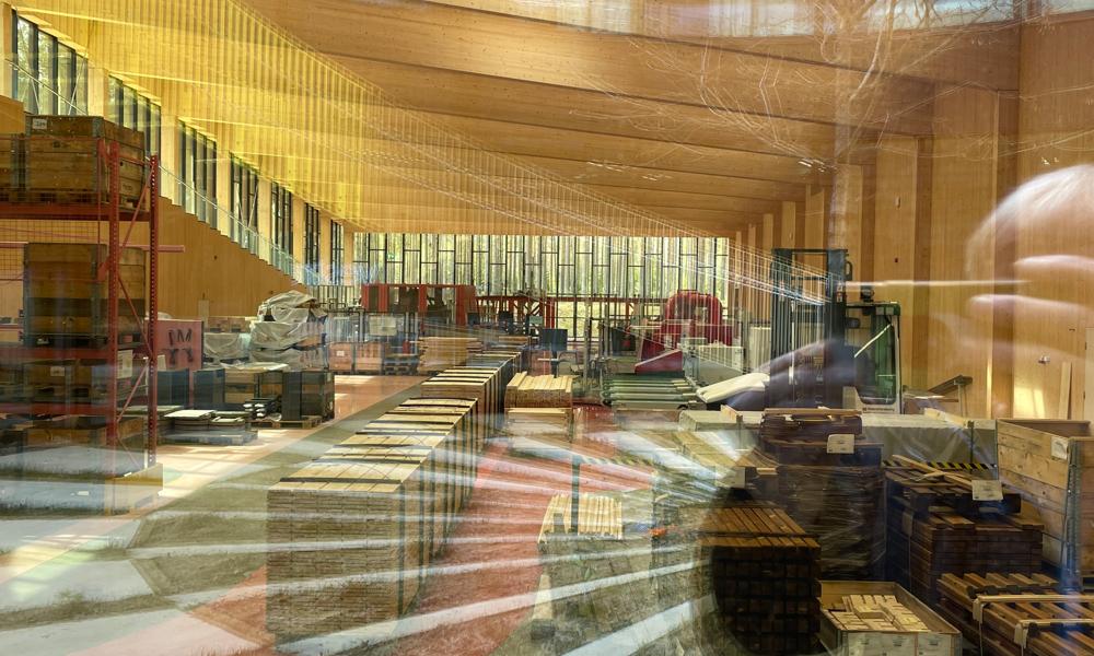 Innsyn: Går man opp på fabrikkens tak og ned vindeltrappa får man innsyn til selve produksjonen. Det er også mulig med guidet besøk ved fabrikken. Innsyn: Går man opp på fabrikkens tak og ned vindeltrappa får man innsyn til selve produksjonen. Det er også mulig med guidet besøk ved fabrikken.