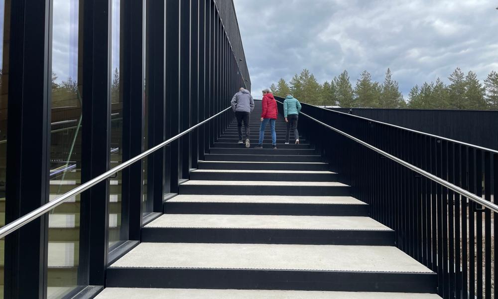 Arkitektur: Trappa opp til taket på fabrikkbygningen til The Plus viser med tydelighet det spesielle arktitektoniske ved bygget. Arkitektur: Trappa opp til taket på fabrikkbygningen til The Plus viser med tydelighet det spesielle arktitektoniske ved bygget.