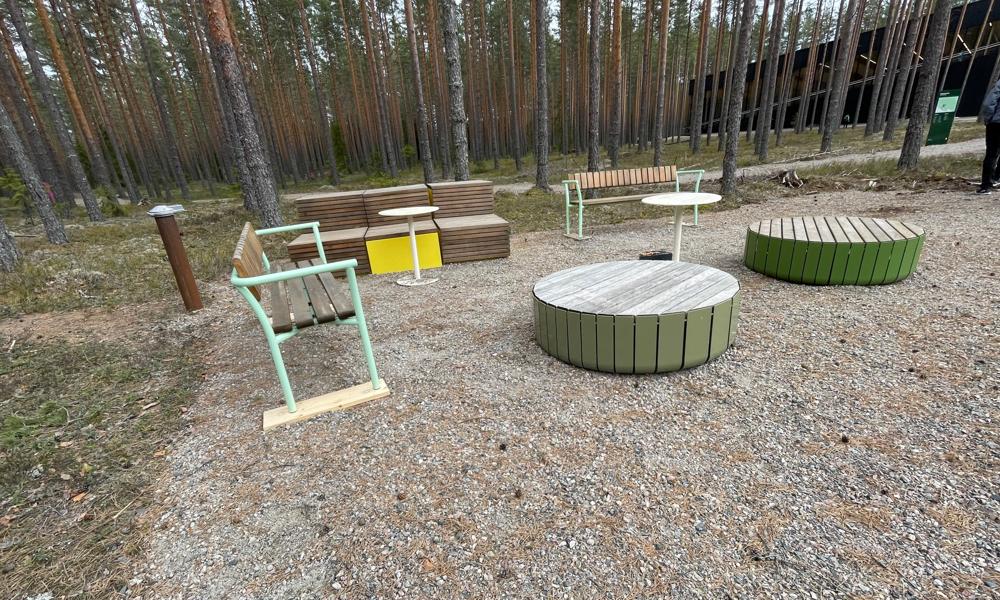 Utemøbler: Utemøbler i tre og aluminium er det Vestre egentlig handler om. I dag leverer Vestre utemøbler til hele verden. Utemøbler: Utemøbler i tre og aluminium er det Vestre egentlig handler om. I dag leverer Vestre utemøbler til hele verden.