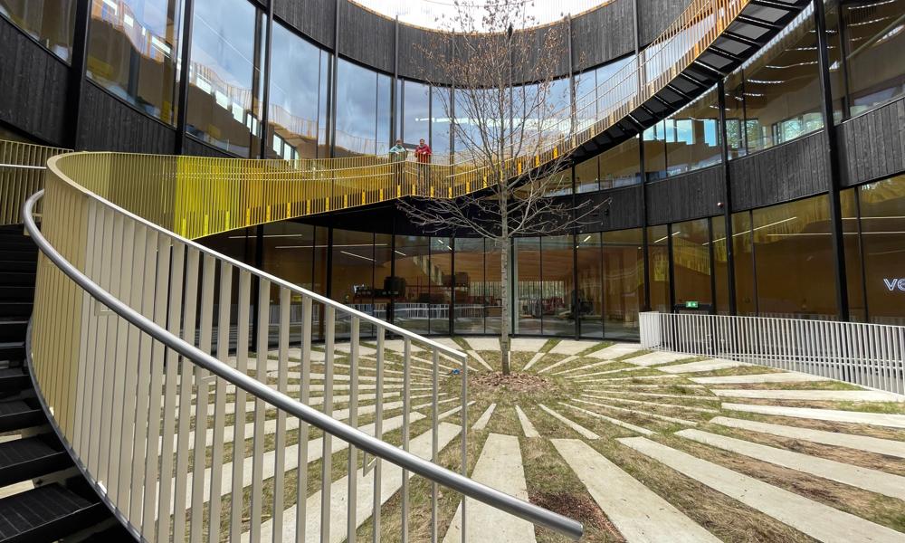 Kul trapp: Med enkle virkemidler som ulik bruk av farge får vindeltrappa i midten av bygget en helt spesiell effekt. Kul trapp: Med enkle virkemidler som ulik bruk av farge får vindeltrappa i midten av bygget en helt spesiell effekt.