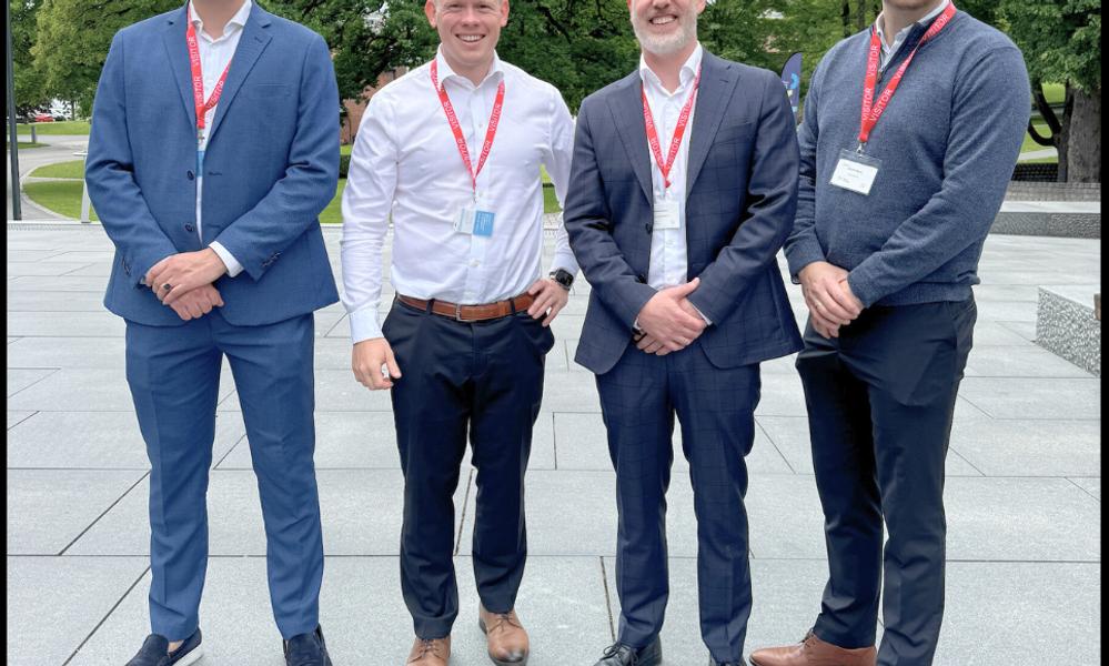 Fornøyde med satsingen på hydrogen på bulkskip. Fra venstre: Quint Vedder fra Maris Fiducia; Jørgen Kopperstad fra Norwegian Hydrogen; Richard Inkster fra Maris Fiducia Norway; og Kristian Osnes fra HAV Hydrogen. Fornøyde med satsingen på hydrogen på bulkskip. Fra venstre: Quint Vedder fra Maris Fiducia; Jørgen Kopperstad fra Norwegian Hydrogen; Richard Inkster fra Maris Fiducia Norway; og Kristian Osnes fra HAV Hydrogen.