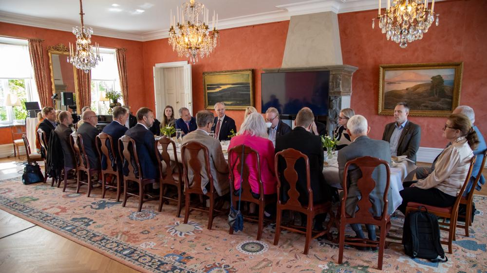 Tidigare i veckan träffades representanter från Västra Götalandsregionen, Trafikverket och Länsstyrelsen i Västra Götaland. Tidigare i veckan träffades representanter från Västra Götalandsregionen, Trafikverket och Länsstyrelsen i Västra Götaland.