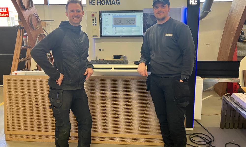 Faglærer på FGU Midt Vests Byg og Bolig afdeling i Herning, Nikolaj Rinder og eleven Jonas Mendgaard tog straks den lodretstående CNC-Drillteq V200 fra Homag i brug Faglærer på FGU Midt Vests Byg og Bolig afdeling i Herning, Nikolaj Rinder og eleven Jonas Mendgaard tog straks den lodretstående CNC-Drillteq V200 fra Homag i brug