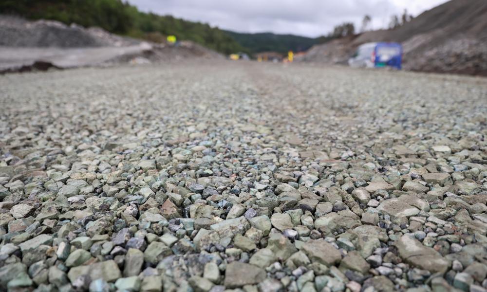 Biprodukt: SiGS er et biprodukt av smelteprosessen ved smelteverket Eramet i Kvinesdal. Nå prøves det ut som en del av en ny vei. Biprodukt: SiGS er et biprodukt av smelteprosessen ved smelteverket Eramet i Kvinesdal. Nå prøves det ut som en del av en ny vei.